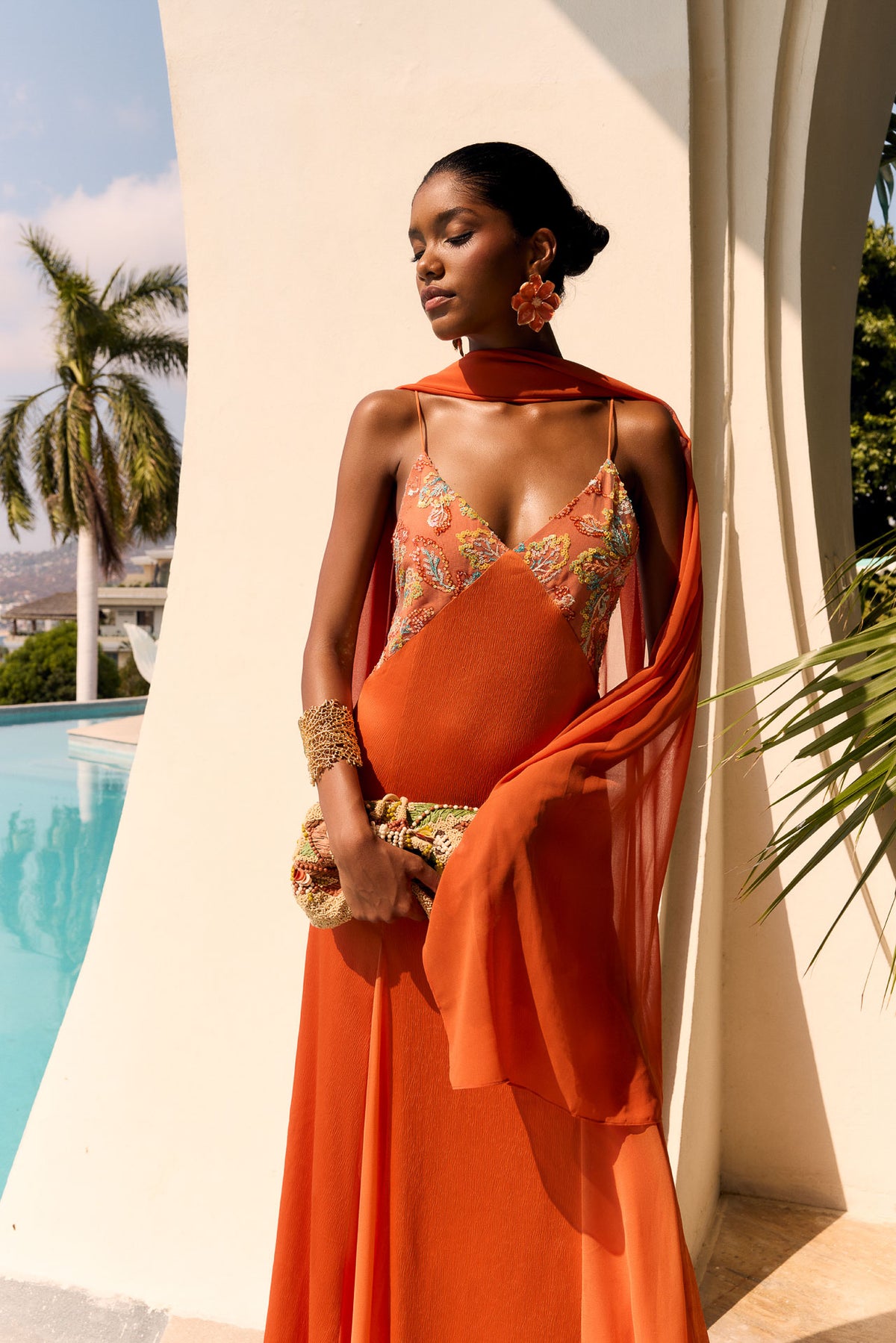 Chal Tosca Naranja de Lady Pipa para completar looks de invitada.
