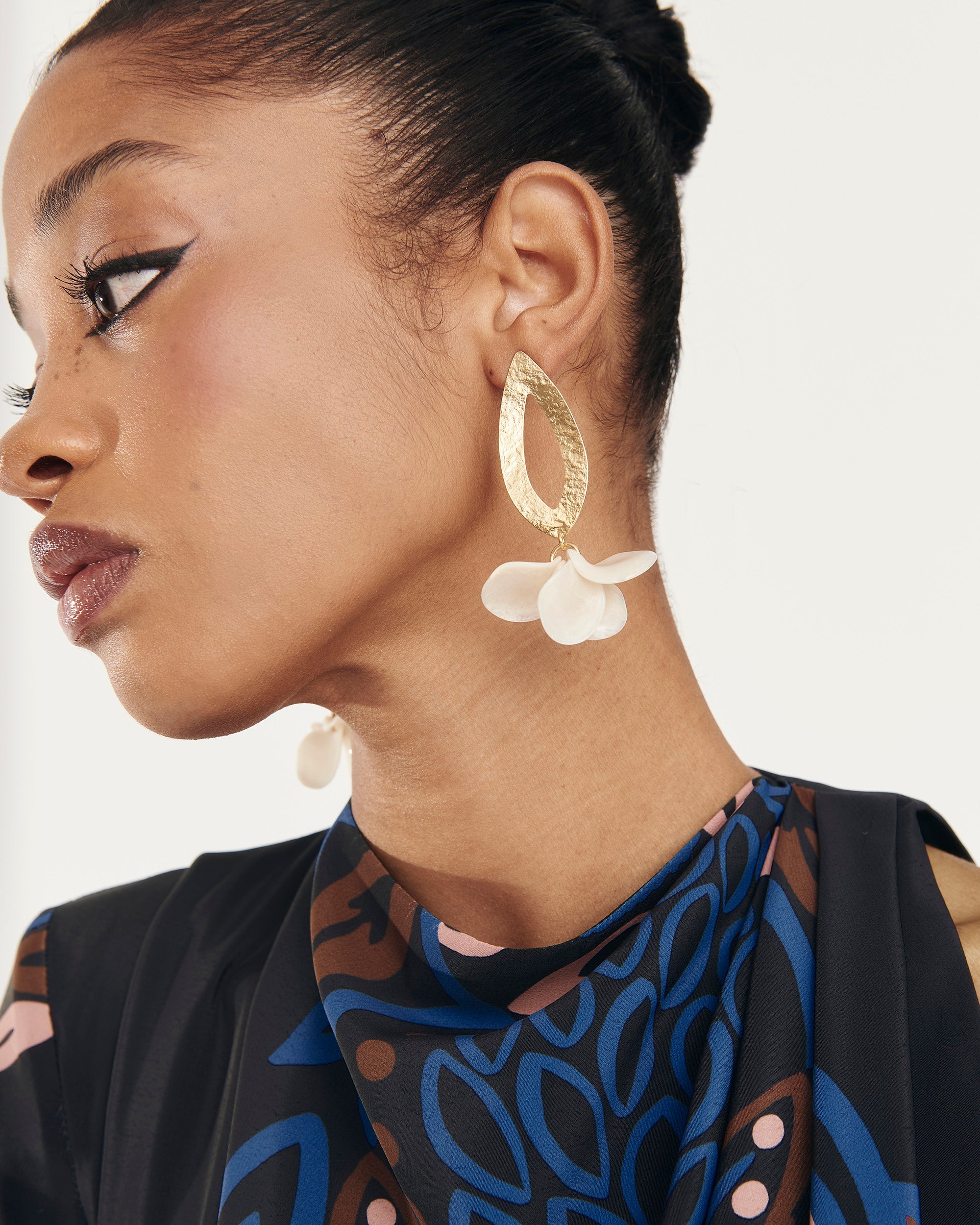 Pétalos Feria Ivory Earrings by Malababa