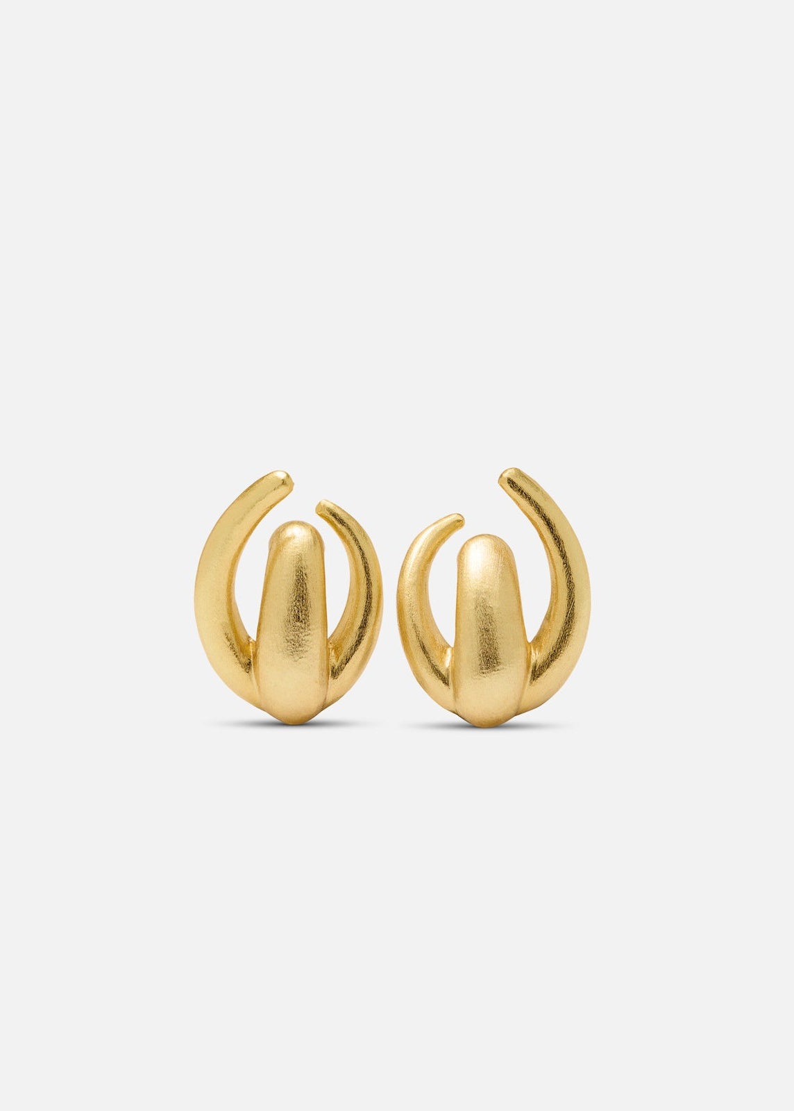 Pendientes Akira Dorado en Lady Pipa para completar looks de invitada.