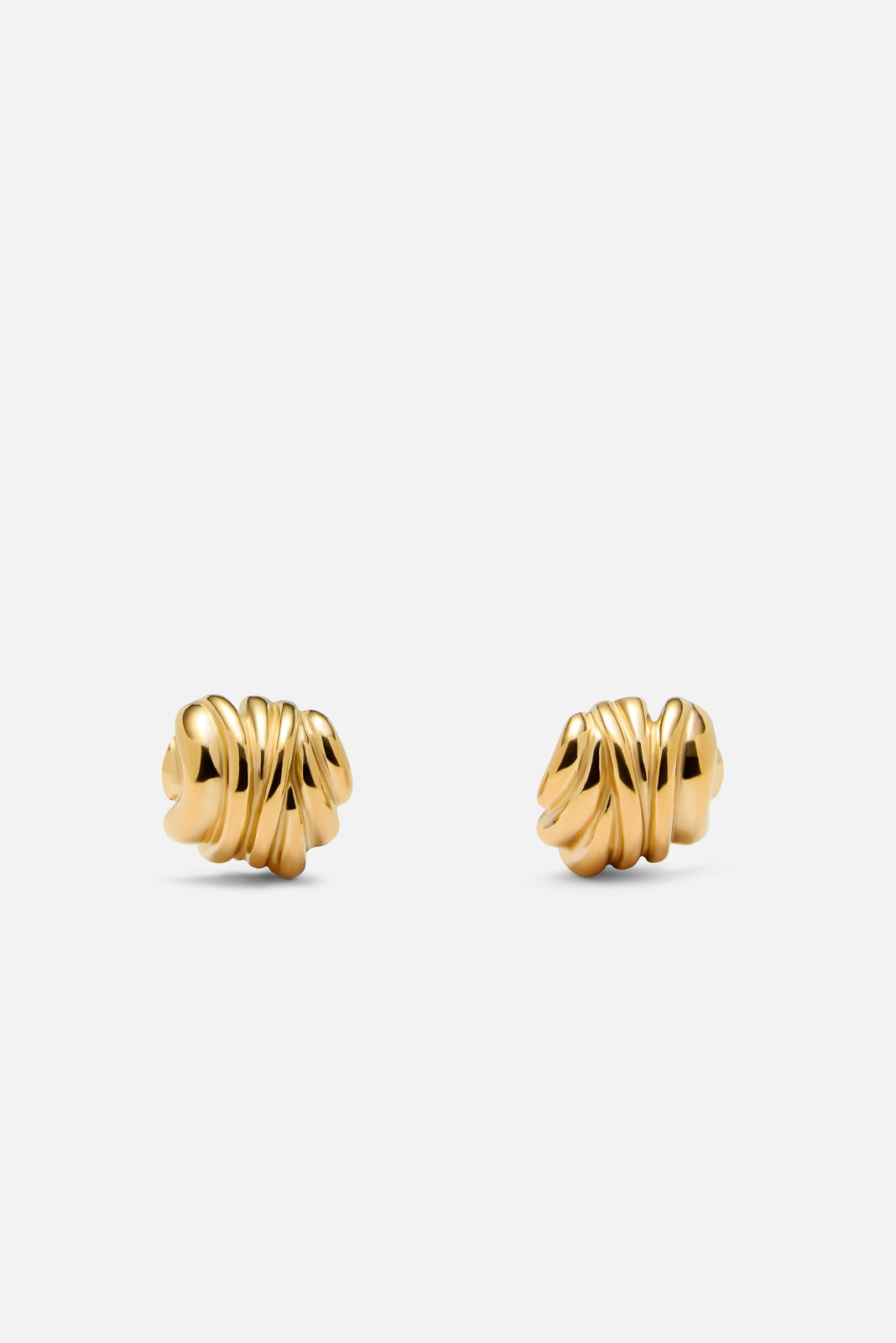 Pendientes Safira Dorado en Lady Pipa para completar looks de invitada.