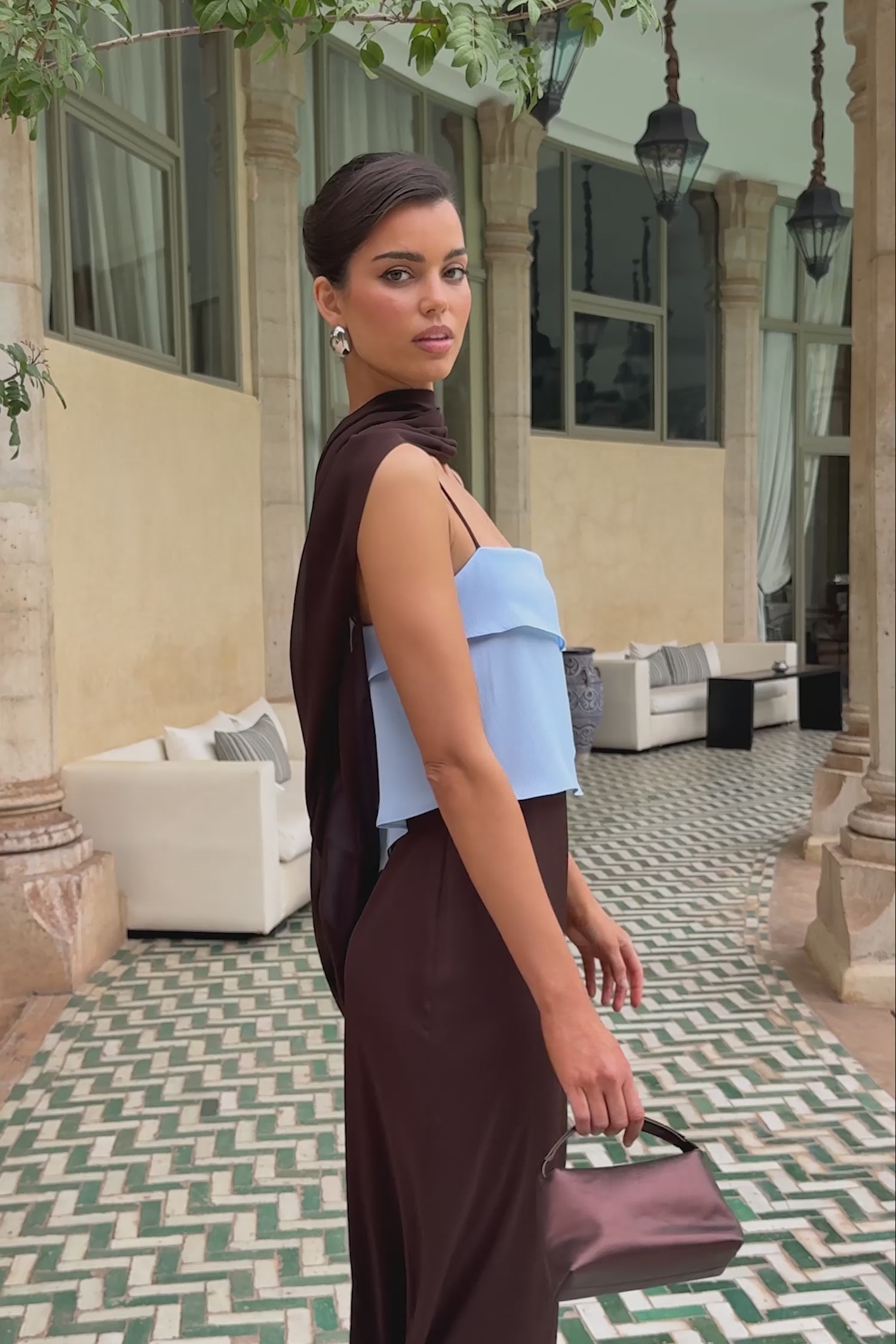 Vídeo de chal Tosca Chocolate de Lady Pipa para completar looks de invitada.